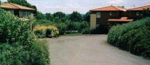 Le Saint Pierre Hotel Moncoutant Exterior photo